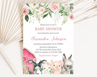 Op de afbeelding: Een roze en groene babyborrel uitnodiging met een aquarel illustratie van een schuur, bloemen en boerderijdieren. De tekst luidt: "U bent van harte welkom voor een babyborrel ter ere van de aanstaande moeder Alexandra Johnson. Zaterdag 10 september om 14:00 uur Johnson's Residence 123 The Farm Rd, Texas 1923 RSVP aan Amelia op 123.456.7890 Geregistreerd bij Target"