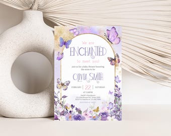 Könnte beinhalten: Eine Babyparty-Einladung mit einem Aquarelldesign. Die Einladung zeigt lila Schmetterlinge und florale Akzente. Der Text lautet "We are ENCHANTED to meet you!" und enthält Datum, Uhrzeit und Ort.