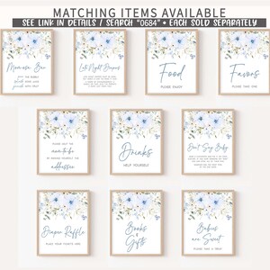Puede incluir: Diez carteles imprimibles con dise&ntilde;os florales azules y blancos para un baby shower. Los carteles incluyen t&iacute;tulos como "Barra de Mimosas", "Pa&ntilde;ales de noche", "Comida", "Favores", "Bebidas", "No digas beb&eacute;", "Rifa de pa&ntilde;ales", "Libros y regalos" y "Los beb&eacute;s son dulces".