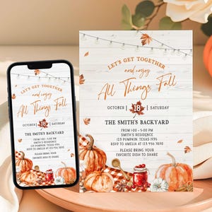 Puede incluir: Diseño de invitación otoñal con calabazas y hojas, con el texto "Let's Get Together and Enjoy All Things Fall". La fecha es el 18 de octubre. Un smartphone muestra la misma invitación, sobre un fondo de madera.