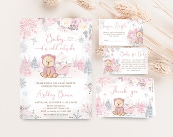 Könnte beinhalten: Ein Set mit Babyparty-Einladungen und -Karten mit Winterthema. Das Design zeigt eine Aquarellillustration eines Teddybären in rosa Kleidung auf einem Schlitten, umgeben von Schneeflocken und Bäumen. Der Text enthält "Baby it's cold outside".