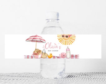 Puede incluir: Etiqueta de botella de agua con una sombrilla de playa a rayas rosa y blancas, un sol con gafas de sol, un sombrero de paja, una cámara, un biberón y un pato de goma. La etiqueta dice "Baby Shower de Olivia".