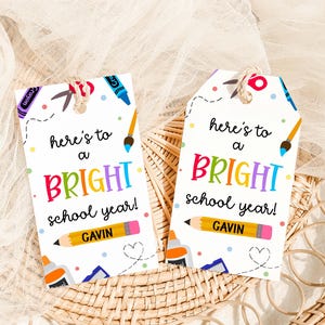 Modifiable ici pour une étiquette d'année scolaire lumineuse, étiquette-cadeau de première journée d'école, étiquette-cadeau de bienvenue à l'école, étiquette-cadeau d'année scolaire lumineuse 94SE