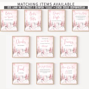 K&ouml;nnte beinhalten: Eine Sammlung von gerahmten Schildern mit rosa und wei&szlig;en Aquarellillustrationen von Eisb&auml;ren und B&auml;umen. Die Schilder tragen Texte wie "Babies are Sweet", "Books & Gifts" und "Diaper Raffle". Die Schilder sind f&uuml;r eine Babyparty.
