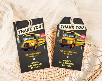Puede incluir: Dos etiquetas de regalo negras con una ilustración de autobús escolar amarillo. Las etiquetas dicen "THANK YOU", "FOR CELEBRATING WITH US" y "GAVIN'S 10TH BIRTHDAY 08.23.XX". Cada etiqueta tiene una cuerda para colgar.
