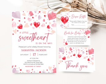 Puede incluir: Una invitación de baby shower rosa y roja con un patrón de corazones de acuarela. La invitación dice "A Little Sweetheart is on the Way!" e incluye el nombre Samantha Jackson, la fecha sábado 17 de febrero y la hora 3:00 PM. La invitación también incluye la dirección y la información de RSVP. La invitación está decorada con un patrón de corazones de acuarela.