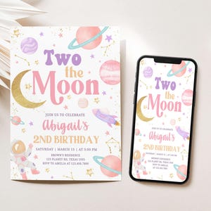 Puede incluir: Una invitación de cumpleaños con temática espacial. La invitación presenta el texto "Two the Moon" en rosa y morado, con planetas, estrellas y un cohete. La invitación también incluye el nombre "Abigail's" y los detalles de la fiesta.