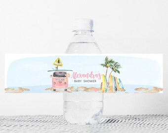 Puede incluir: Etiqueta de botella de agua con una furgoneta vintage rosa y blanca con una tabla de surf en la parte superior, palmeras y el texto "Baby Shower de Alexandra".