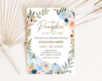 Könnte beinhalten: Babyparty-Einladung mit dem Text "a little Pumpkin is on its way!" in eleganter Schrift. Das Design zeigt Aquarellkürbisse, Rosen und Grün in Blau-, Pfirsich- und Grüntönen. Die Einladung enthält Datum, Uhrzeit und Ort.