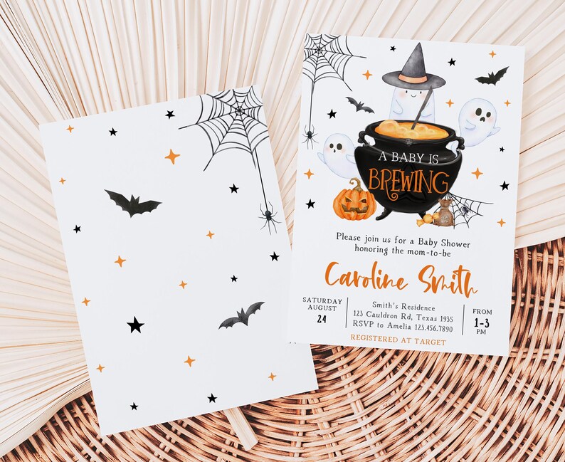 K&ouml;nnte beinhalten: Halloween-Babyparty-Einladungen. Das Design zeigt einen Kessel mit dem Text "A Baby is Brewing", Geister, Flederm&auml;use und einen K&uuml;rbis. Die Einladung enth&auml;lt den Namen "Caroline Smith" und Veranstaltungsdetails.