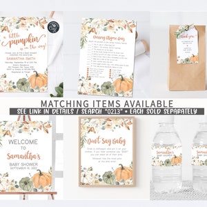 Puede incluir: Decoraciones para baby shower con tem&aacute;tica de calabaza. Incluye invitaciones, un cuestionario, etiquetas de regalo, un letrero de bienvenida, un juego y etiquetas para botellas de agua. El texto incluye "A little pumpkin is on the way!" y "Samantha's Baby Shower."
