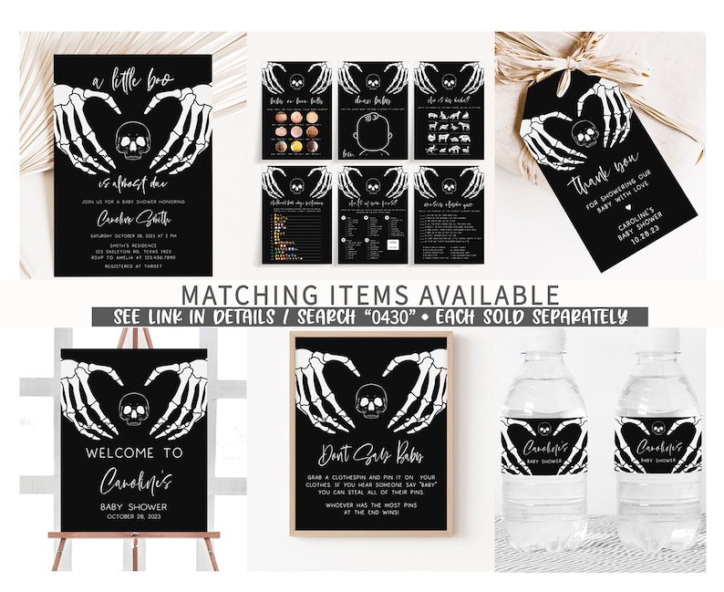 K&ouml;nnte beinhalten: Eine Sammlung von schwarz-wei&szlig;en Babyparty-Dekorationen mit einem gruseligen Thema. Die Designs umfassen Einladungen, Geschenkanh&auml;nger, Schilder und Wasserflaschenetiketten, alle mit Skeletthand- und Totenkopf-Grafiken. Der Text enth&auml;lt "a little bro is almost due" und "Welcome to Caroline's Baby Shower".