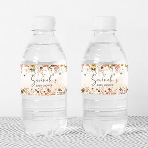 Pu&ograve; includere: Due bottiglie d'acqua in plastica trasparente con etichette a motivi floreali che recitano "Baby Shower di Savannah".