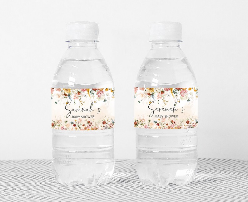Pu&ograve; includere: Due bottiglie d'acqua in plastica trasparente con etichette a motivi floreali che recitano "Baby Shower di Savannah".