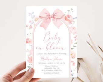 Invitación editable para baby shower con lazo rosa y flores, invitación para baby shower de niña coqueta, invitación para baby shower con flores silvestres de primavera, 01035