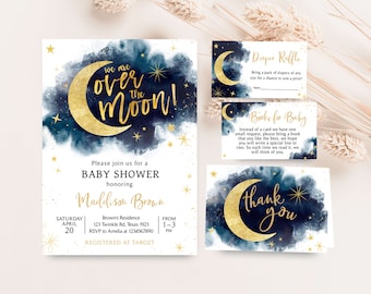 Puede incluir: Una invitación a una fiesta de bienvenida al bebé con un fondo de acuarela azul y dorado que presenta una luna creciente y estrellas. El texto dice "We are over the moon!" e incluye detalles del evento, incluida la fecha, la hora, la ubicación y la información de RSVP. La invitación también incluye una tarjeta de rifa de pañales y una tarjeta de solicitud de libros.