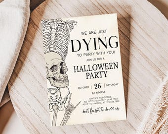 Puede incluir: Una invitación a una fiesta de Halloween con un gráfico de esqueleto y cráneo. El texto dice "We are just dying to party with you! Join us for a Halloween party. October 26 | Saturday at 6:00PM. Smith's Residence 123 Goth Manor, Texas 1923. RSVP to Amelia at 123.456.7890. Don't forget to dress up."