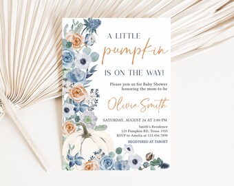 Könnte beinhalten: Babyparty-Einladung mit dem Text "A Little Pumpkin is on the Way!" in einer stilvollen Schriftart. Die Einladung zeigt ein Aquarelldesign mit einem weißen Kürbis und floralen Akzenten in Blau-, Orange- und Grüntönen.