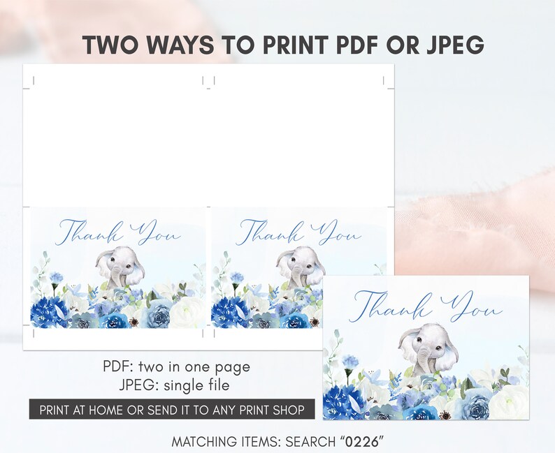 K&ouml;nnte beinhalten: Zwei druckbare Dankeskarten mit einem Baby-Elefanten mit blauen und wei&szlig;en Blumen. Der Text "Danke" ist auf jeder Karte in Kursivschrift geschrieben. Die Karten k&ouml;nnen als PDF mit zwei Karten pro Seite oder als JPEG mit einer Karte pro Seite gedruckt werden. Der Text "Passende Artikel: Suche "0226" ist ebenfalls enthalten.