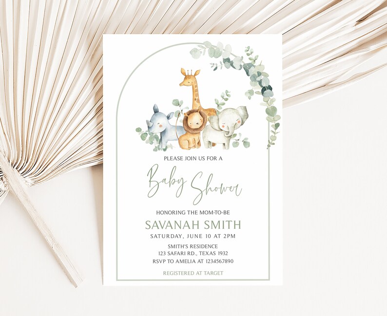 K&ouml;nnte beinhalten: Eine Babyparty-Einladung mit einer Aquarell-Illustration einer Giraffe, eines L&ouml;wen, eines Nashorns und eines Elefanten in einem Bogen aus Gr&uuml;n. Der Text lautet "Bitte schlie&szlig;en Sie sich uns zu einer Babyparty an, zu Ehren der werdenden Mutter Savannah Smith Samstag, 10. Juni um 14:00 Uhr Smiths Residence 123 Safari Rd., Texas 1932 RSVP an Amelia unter 1234567890 Registriert bei Target"