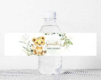 Puede incluir: Etiqueta de botella de agua con una ilustración de acuarela de un cachorro de león, hojas verdes y texto dorado que dice "Baby Shower de Samantha".