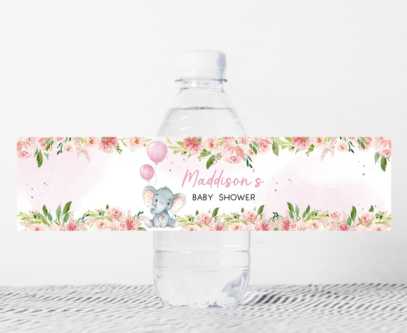 Pu&ograve; includere: Etichetta per bottiglia d'acqua con un design floreale rosa e un adorabile elefante grigio che tiene palloncini rosa. L'etichetta dice "Madisson's Baby Shower".