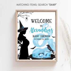Op de afbeelding: Een ingelijste babyborrel aankondiging met een heksenthema. Het ontwerp toont een silhouet van een zwangere vrouw met een heksenhoed, vleermuizen en de tekst "WELCOME to Alexandras BABY SHOWER OCTOBER 14, 2023".