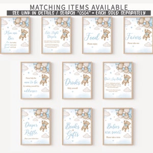 Pu&ograve; includere: Dieci cartelli stampabili per un baby shower con uno schema di colori blu e marrone. I cartelli presentano un orsacchiotto che tiene palloncini e testo come "Mom osa Bar", "Late Night Diapers", "Food", "Favors", "Please help the mom to be by making yourself the addressee", "Drinks", "Don't Say Baby", "Diaper Raffle", "Books & Gifts", e "Babies are sweet".