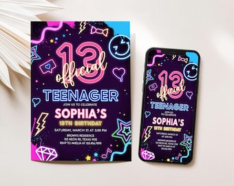 Puede incluir: Una invitación de cumpleaños y un teléfono inteligente que muestra el mismo diseño. La invitación y la pantalla del teléfono presentan un diseño de neón con el texto "13 official teenager" y los detalles del evento. La combinación de colores incluye rosa, azul y morado.
