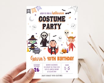 Puede incluir: Una invitación a una fiesta de disfraces de Halloween con un esquema de color morado, naranja y blanco. La invitación presenta una ilustración de dibujos animados de niños vestidos con disfraces, incluyendo una bruja, un vampiro, un segador y un diablo. El texto de la invitación dice: "Únete a nosotros para una fiesta de disfraces de Halloween, el cumpleaños número 10 de Gavin, sábado 26 de octubre, Residencia Brown, 123 Spooky Rd, Texas 1935, RSVP a Amelia Brown al 1234567890, De 1 a 5 PM, ¡No olvides tu disfraz!"