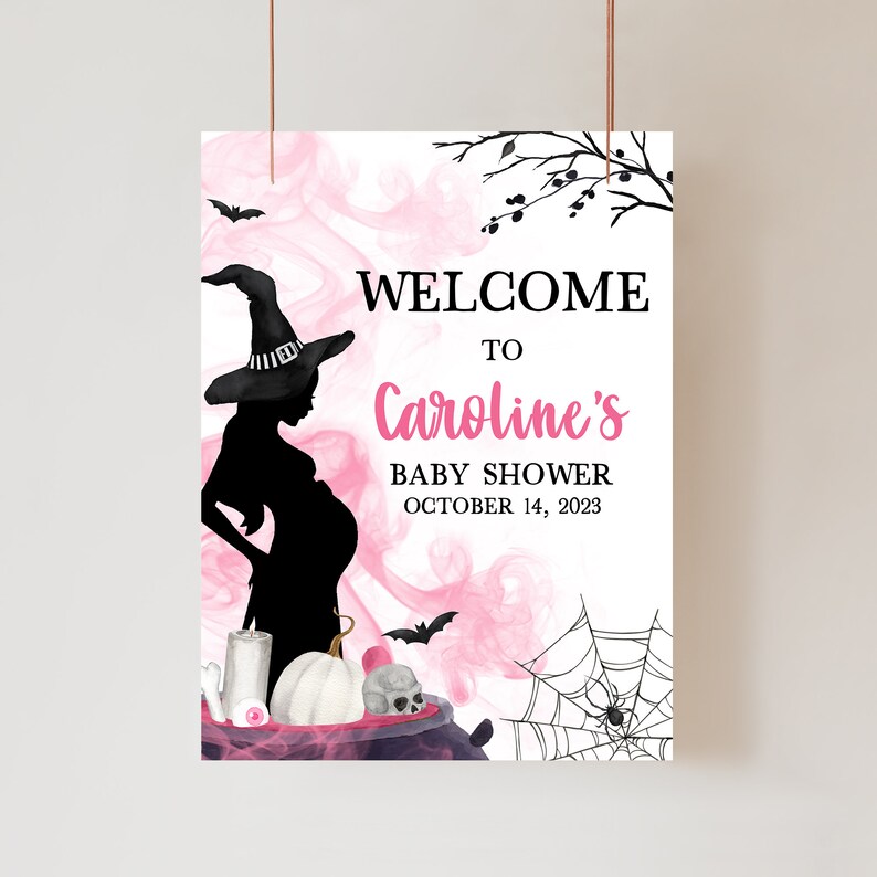 K&ouml;nnte beinhalten: Ein Babyparty-Schild zum Thema Halloween mit dem Text "WELCOME TO Caroline's BABY SHOWER OCTOBER 14, 2023". Das Schild zeigt eine schwarze Silhouette einer schwangeren Hexe, Flederm&auml;use, einen Kessel und ein Spinnennetz mit rosa Akzenten.