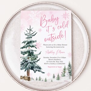 Bebé editable hace frío afuera invitación de baby shower, invitación de baby shower del país de las maravillas de invierno de niña, invitación de baby shower de copo de nieve rosa, 0544 imagen 1
