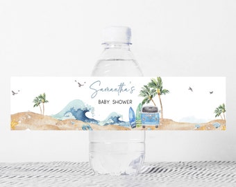 Puede incluir: Etiqueta de botella de agua con temática de playa. La etiqueta presenta una ilustración acuarela azul y blanca de olas, palmeras, una tabla de surf y una furgoneta azul. El texto de la etiqueta dice "Baby Shower de Samantha".
