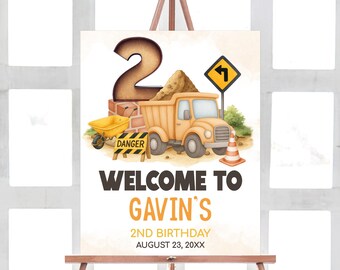 Peut inclure: Une affiche de fête d'anniversaire sur le thème de la construction. L'affiche comprend le chiffre 2, un camion benne et une brouette. Le texte indique "BIENVENUE À GAVIN'S 2ND BIRTHDAY AUGUST 23, 20XX". L'affiche est sur un chevalet en bois.