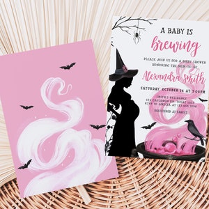 Puede incluir: Dos invitaciones para baby shower con tem&aacute;tica de Halloween. Una tarjeta es rosa con remolinos blancos y murci&eacute;lagos negros. La otra tarjeta presenta una silueta de bruja, un caldero y el texto "A Baby is Brewing" con detalles del evento.