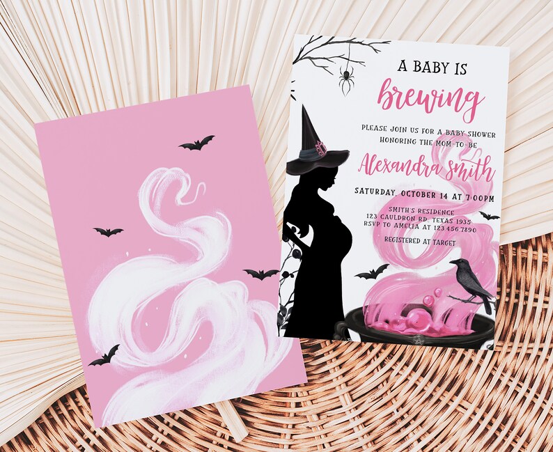 Puede incluir: Dos invitaciones para baby shower con tem&aacute;tica de Halloween. Una tarjeta es rosa con remolinos blancos y murci&eacute;lagos negros. La otra tarjeta presenta una silueta de bruja, un caldero y el texto "A Baby is Brewing" con detalles del evento.