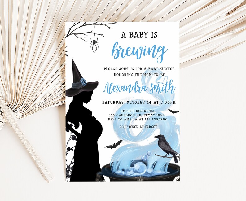 Puede incluir: Invitaci&oacute;n a baby shower con tem&aacute;tica de brujas. La invitaci&oacute;n presenta una silueta de una mujer embarazada con un sombrero de bruja, con el texto "A Baby is Brewing" en azul. Incluye detalles del evento e informaci&oacute;n de RSVP.