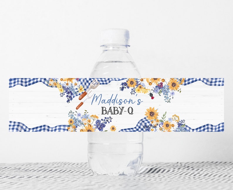 Puede incluir: Etiqueta de botella de agua con un patr&oacute;n de cuadros azules y blancos, girasoles y el texto "Maddison's BABY-Q".