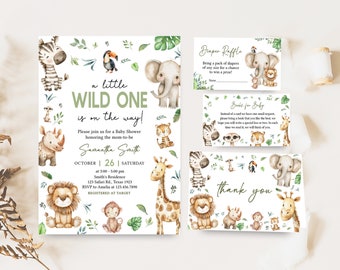 Può includere: Un invito a un baby shower a tema giungla. L'invito presenta uno sfondo verde e bianco con illustrazioni di animali come una zebra, una giraffa, un leone, un elefante e una scimmia. Il testo recita "un piccolo selvaggio è in arrivo!" e include la data, l'ora e il luogo del baby shower.