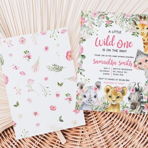 Puede incluir: Una invitaci&oacute;n de baby shower con un dise&ntilde;o floral rosa y verde. La invitaci&oacute;n dice "A Little Wild One is on the Way!" e incluye el nombre "Samantha Smith".