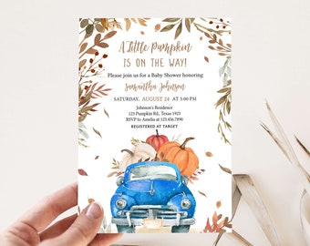 Può includere: Invito per baby shower con illustrazione ad acquerello. L'invito presenta un camioncino blu vintage che trasporta zucche. Il testo recita "A Little Pumpkin is on the Way!" con i dettagli dell'evento e le informazioni RSVP.