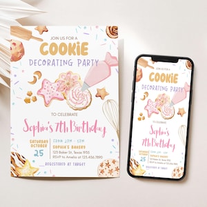 Puede incluir: Una invitación y un teléfono inteligente que muestra un diseño para una fiesta de decoración de galletas. El diseño incluye ilustraciones de galletas, una manga pastelera y el texto "Únase a nosotros para una fiesta de decoración de galletas" y "7º cumpleaños de Sofía."