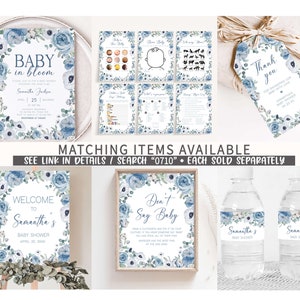 Pode incluir: Convite de ch&aacute; de beb&ecirc; floral azul e branco com o texto "Baby in Bloom" e o nome "Samantha Jackson". O convite tamb&eacute;m inclui a data e a hora do ch&aacute; de beb&ecirc;. Itens combinando est&atilde;o dispon&iacute;veis, consulte o link nos detalhes ou procure por "0710".