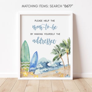 Könnte beinhalten: Ein weiß gerahmtes Schild mit einer blauen Aquarell-Illustration von Surfbrettern, Palmen und Meereswellen. Der Text auf dem Schild lautet "Bitte hilf der werdenden Mutter, indem du dich zum Adressaten machst."