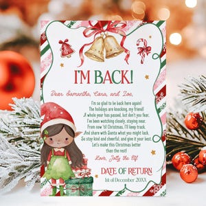 Op de afbeelding: Een feestelijke kerstkaart met de tekst "I'M BACK!" en een elfenillustratie. Het ontwerp bevat rood-groene strepen, bellen en zuurstokken. De kaart bevat een persoonlijke boodschap en de datum "1 december 20XX".