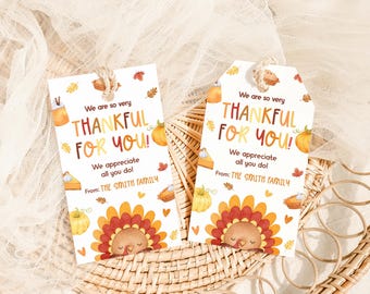 Peut inclure: Deux étiquettes-cadeaux sur le thème de l'Action de grâce avec le texte « THANKFUL FOR YOU! » et « We appreciate all you do! » Les étiquettes présentent des illustrations de citrouilles, de feuilles et d'une dinde. Les étiquettes sont attachées avec de la ficelle.