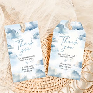 Może przedstawiać: Dwie niebiesko-białe kartki z podziękowaniami z chmurami i tekstem "Dziękuję" za obdarowanie naszego dziecka miłością. Na kartkach znajduje się również tekst "Baby Shower Samanthy" i data "08.23.XX".