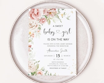 Może przedstawiać: Zaproszenie na baby shower z różowo-zielonym wzorem kwiatowym. Tekst brzmi "A Sweet Baby Girl Is On The Way" i zawiera imię "Alexandra Smith", datę "Saturday 15 March", godzinę "At 3 to 5 PM", miejsce "Smith's Residence 123 Floral Rd., Texas 1935" oraz informacje RSVP "RSVP to Amelia at 123.456.7890". Zaproszenie zawiera również informację "Registered at Target".