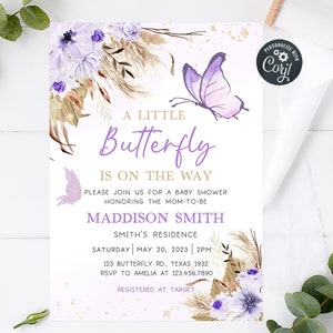 K&ouml;nnte beinhalten: Eine lila und wei&szlig;e Babyparty-Einladung mit einem Schmetterlingsdesign. Die Einladung lautet "A Little Butterfly is on the Way" und enth&auml;lt den Namen "Maddison Smith".