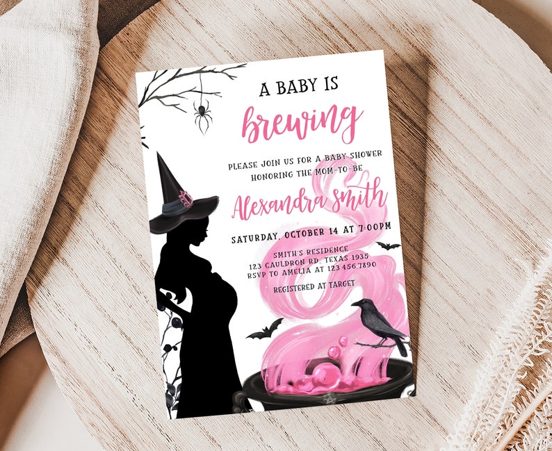 Puede incluir: Una invitaci&oacute;n a un baby shower con tem&aacute;tica de Halloween. La invitaci&oacute;n presenta una silueta de una bruja embarazada, un caldero con poci&oacute;n rosa, murci&eacute;lagos y el texto "A Baby is Brewing". La invitaci&oacute;n es para Alexandra Smith.